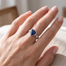 Afbeelding in Gallery-weergave laden, Echte Engagement Solitaire Ring Triljoen Bezel Set Blauwe Saffier 1 Karaat

