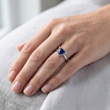 Afbeelding in Gallery-weergave laden, Echte Halo Verlovingsring Triljoen Bezel Set Ceylon Sapphire 0,50 karaat
