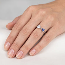 Afbeelding in Gallery-weergave laden, Echte Toi et Moi Ronde Diamant &amp; Triljoen Bezel Set Saffier Ring 1 Karaat
