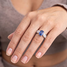 Afbeelding in Gallery-weergave laden, Edelsteen Blauwe Saffier Ring Triljoen &amp; Baguettes Geaccentueerd 3.50 Karaat
