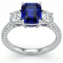 Afbeelding in Gallery-weergave laden, Natuurlijke Echte (Niet Labgekweekt) Smaragd Blauwe Saffier Drie Steens Stijl Ring met Accenten 7 Karaat Goud 14K
