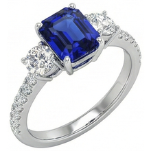 Afbeelding in Gallery-weergave laden, Natuurlijke Echte (Niet Labgekweekt) Smaragd Blauwe Saffier Drie Steens Stijl Ring met Accenten 7 Karaat Goud 14K
