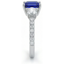 Afbeelding in Gallery-weergave laden, Natuurlijke Echte (Niet Labgekweekt) Smaragd Blauwe Saffier Drie Steens Stijl Ring met Accenten 7 Karaat Goud 14K
