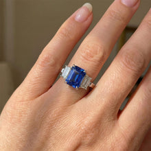 Afbeelding in Gallery-weergave laden, Emerald Diamond Anniversary Ring 3 karaat lichtblauwe saffier 3 steen
