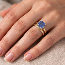Afbeelding in Gallery-weergave laden, Emerald Sapphire verlovingsring bezet met geelgouden band 1,50 karaat
