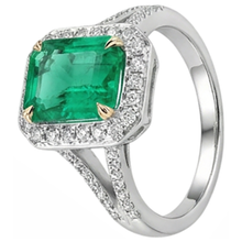 Afbeelding in Gallery-weergave laden, Fijne Smaragd Trap Slijpvorm Edelsteen Ring in Bicolor 14K Goud – hoekaanzicht
