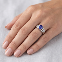 Afbeelding in Gallery-weergave laden, Emerald Cut Ceylon Sapphire Met Ronde Diamanten 1.30 Ct Ring
