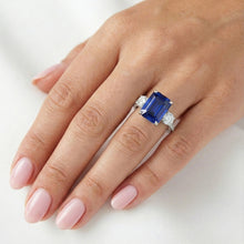 Afbeelding in Gallery-weergave laden, Natuurlijke Echte (Niet Labgekweekt) Smaragd Blauwe Saffier Drie Steens Stijl Ring met Accenten 7 Karaat Goud 14K
