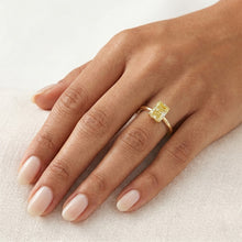 Afbeelding in Gallery-weergave laden, Fancy Gele Diamant Radiant Slijpvorm Enkele Steen Ring 2 karaat
