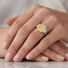Afbeelding in Gallery-weergave laden, Fijn VVS Zuiverheid Kanariegele Diamant Drie-Steen Ring – 3
