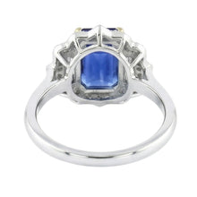 Afbeelding in Gallery-weergave laden, Geel- &amp; Witgouden Ring met Smaragdslijpsel Blauwe Saffier en Natuurlijke uit de aarde gewonnen Diamanten 6.75 Karaat

