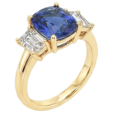 Afbeelding in Gallery-weergave laden, Geelgouden Drie Stenen Ring met Kussen Geslepen Ceylon Kleur Saffier &amp; IGI GECERTIFICEERDE Diamanten 9 Karaat
