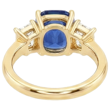 Afbeelding in Gallery-weergave laden, Geelgouden Drie Stenen Ring met Kussen Geslepen Ceylon Kleur Saffier &amp; IGI GECERTIFICEERDE Diamanten 9 Karaat
