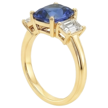 Afbeelding in Gallery-weergave laden, Geelgouden Drie Stenen Ring met Kussen Geslepen Ceylon Kleur Saffier &amp; IGI GECERTIFICEERDE Diamanten 9 Karaat

