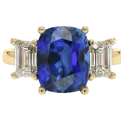 Geelgouden Drie Stenen Ring met Kussen Geslepen Ceylon Kleur Saffier & IGI GECERTIFICEERDE Diamanten 9 Karaat