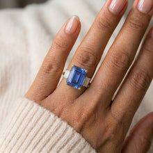 Afbeelding in Gallery-weergave laden, Geelgoud Drie Stenen Blauwe Saffier &amp; Natuurlijke uit de aarde gewonnen Diamanten Ring 9 Karaat
