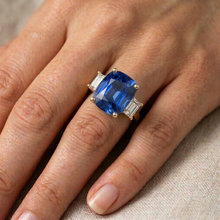 Afbeelding in Gallery-weergave laden, Geelgouden Drie Stenen Ring met Kussen Geslepen Ceylon Kleur Saffier &amp; IGI GECERTIFICEERDE Diamanten 9 Karaat
