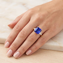 Afbeelding in Gallery-weergave laden, Geelgouden Jubileumring met Blauwe Saffier &amp; Natuurlijke uit de aarde gewonnen Diamanten 5.25 Karaat
