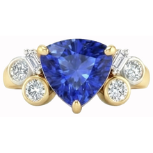 Afbeelding in Gallery-weergave laden, Geelgoud Trillion Geslepen Sri Lanka Saffier Natuurlijke uit de aarde gewonnen Diamanten 6.11 Ct. Ring
