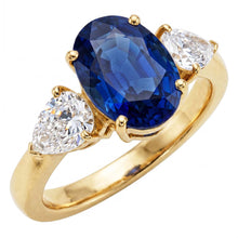 Afbeelding in Gallery-weergave laden, Geelgouden Ovale Blauwe Saffier &amp; Peervormige Natuurlijke uit de aarde gewonnen Diamanten Drie Steens Ring 5.25 Karaat
