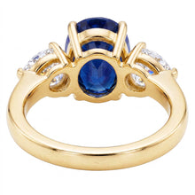 Afbeelding in Gallery-weergave laden, Geelgouden Ovale Blauwe Saffier &amp; Peervormige Natuurlijke uit de aarde gewonnen Diamanten Drie Steens Ring 5.25 Karaat
