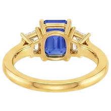 Afbeelding in Gallery-weergave laden, Geelgoud Drie Stenen Blauwe Saffier &amp; Natuurlijke uit de aarde gewonnen Diamanten Ring 9 Karaat
