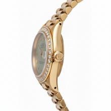 Afbeelding in Gallery-weergave laden, Geelgouden Rolex Datumjust voorzitter Stijl horloge met diamanten rand en Arabische wijzerplaat
