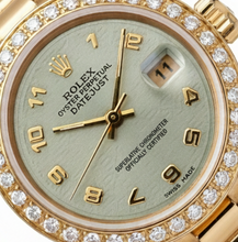 Afbeelding in Gallery-weergave laden, Geelgouden Rolex Datumjust voorzitter Stijl horloge met diamanten rand en Arabische wijzerplaat
