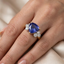 Afbeelding in Gallery-weergave laden, Geelgoud Trillion Geslepen Sri Lanka Saffier Natuurlijke uit de aarde gewonnen Diamanten 6.11 Ct. Ring
