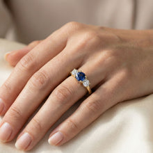 Afbeelding in Gallery-weergave laden, Geelgouden ring met 3 stenen ronde blauwe saffier en Natuurlijke echte diamant ( niet in het laboratorium gekweekt )en 1,50 karaat

