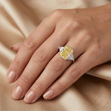 Afbeelding in Gallery-weergave laden, Gele Kanarie Diamant Radiant Slijpvorm Trilogie Ring 4 karaat in
