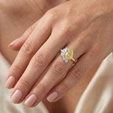 Afbeelding in Gallery-weergave laden, Glanzend VVS Zuiverheid Kanariegele Diamant Statement Ring – 3,5
