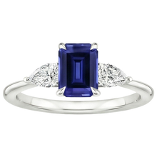 Afbeelding in Gallery-weergave laden, Royal Blue Saffier Trap Slijpvorm Edelsteen Ring in 14K Witgoud – zijaanzicht
