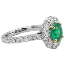Afbeelding in Gallery-weergave laden, Smaragd Rond Geslepen Edelsteen Ring in 14 Karaat Tweekleurig Goud – hoekaanzicht
