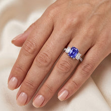 Afbeelding in Gallery-weergave laden, Gouden Emerald Diamond Blue Sapphire Ring met ronde accenten 3,50 karaat
