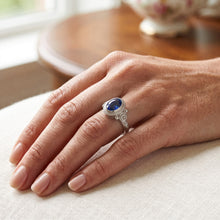 Afbeelding in Gallery-weergave laden, Gouden Solitaire ovale blauwe saffier ring antieke stijl 2 karaat
