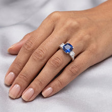 Afbeelding in Gallery-weergave laden, Gouden edelsteen kussen saffier ring 2,50 karaat 3 stenen stijl Natuurlijke echte diamant ( niet in het laboratorium gekweekt )
