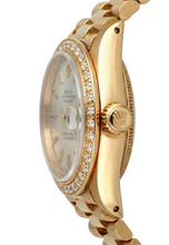 Afbeelding in Gallery-weergave laden, Gouden presidentiële Rolex-horloge met witte wijzerplaat en diamanten lunette Datumjust
