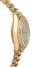 Afbeelding in Gallery-weergave laden, Gouden presidentiële Rolex-horloge met witte wijzerplaat en diamanten lunette Datumjust
