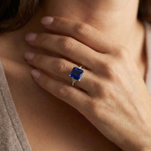 Afbeelding in Gallery-weergave laden, Gouden Ring met 3 uit de a aarde gewonnen Diamanten &amp; Blauwe Saffier met Gespleten Band 5.25 Karaat
