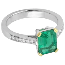 Afbeelding in Gallery-weergave laden, Colombiaanse Smaragd Edelsteen Ring 2-karaat Bicolor 14K Goud – hoekaanzicht
