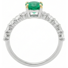 Afbeelding in Gallery-weergave laden, Smaragd Rond Briljant Gekleurde Steen Ring in Tweekleurig 14K Goud – achteraanzicht
