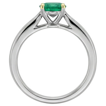 Afbeelding in Gallery-weergave laden, Rond Briljant Colombiaanse Smaragd ring in Tweekleurig 14K Goud – hoekaanzicht
