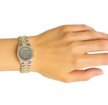 Afbeelding in Gallery-weergave laden, Grijze Romeinse wijzerplaat met diamanten rand roestvrij staal en goud Rolex dameshorloge Datumjust
