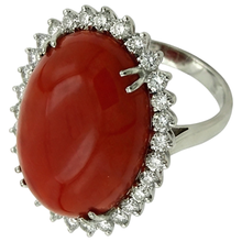 Afbeelding in Gallery-weergave laden, Grote ovale rode koraal met kleine ronde Natuurlijke echte diamanten ( niet in een laboratorium gekweekt ) 13 kt ring wit goud 14K
