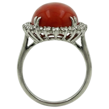 Afbeelding in Gallery-weergave laden, Grote ovale rode koraal met kleine ronde Natuurlijke echte diamanten ( niet in een laboratorium gekweekt ) 13 kt ring wit goud 14K
