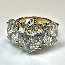 Afbeelding in Gallery-weergave laden, Grote Echt Ovale Diamant Drie Stenen Ring Goud 14K
