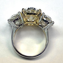 Afbeelding in Gallery-weergave laden, Grote Echt Ovale Diamant Drie Stenen Ring Goud 14K
