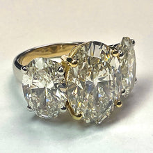 Afbeelding in Gallery-weergave laden, Grote Echt Ovale Diamant Drie Stenen Ring Goud 14K
