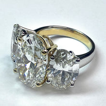 Afbeelding in Gallery-weergave laden, Grote Echt Ovale Diamant Drie Stenen Ring Goud 14K
